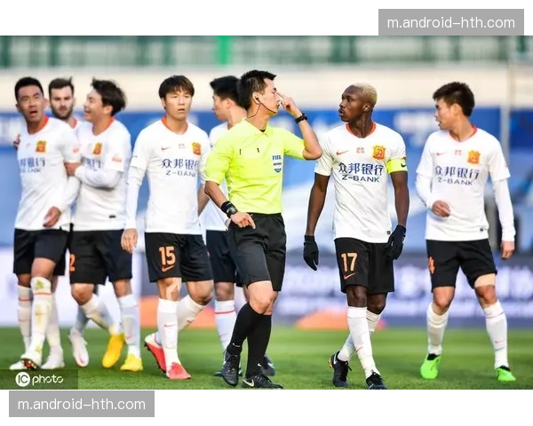 内托两黄变一红被罚下,蓝军球员情绪管理问题再度暴露 内托两黄变一红被罚下,蓝军球员情绪管理问题再度暴露