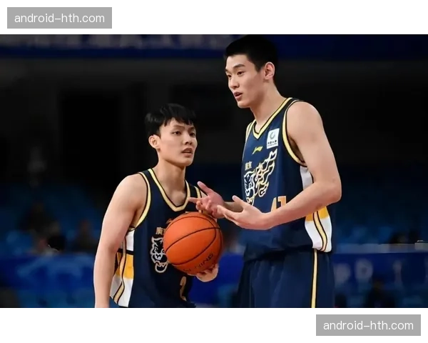 广东对阵广厦关键球：麦考尔个人进攻与团队配合平衡